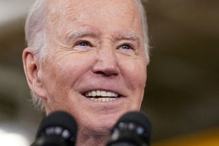 　４月３０日、バイデン米大統領（写真）は、国内の重要インフラをサイバー攻撃などの脅威から守るための覚書に署名した。写真は米ミネソタ州 で昨年４月撮影（２０２４　ロイター／Kevin Lamarque）