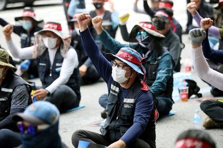 　韓国石油化学工業協会は６月１３日、トラック運転手による大規模ストライキの影響で、加盟企業の工場からの製品出荷が平均で９０％落ち込んだと発表した。写真は光州にある起亜自動車の工場前で１０日に抗議活動を行う組合メンバーら。聯合ニュース提供（２０２２年　ロイター）