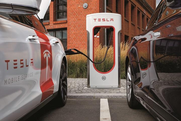 テスラ株急騰でグリー ンテック分野がバブル 状態に沸いている今の うちに、EV充電スポッ トなどのインフラ整備 をすることが重要だ　MICHELE TANTUSSIーREUTERS