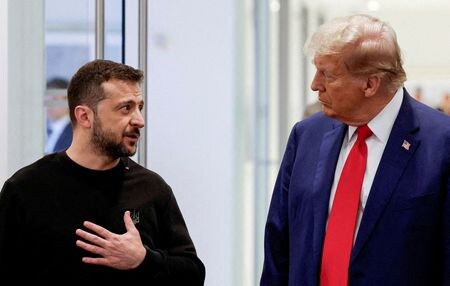 　トランプ米大統領（右）は２２日、ウクライナの鉱物資源からの収益を取得することでウクライナとの間で合意が近いとの認識を示した。２０２４年９月ニューヨークで撮影（２０２５年　ロイター/Shannon Stapleton）