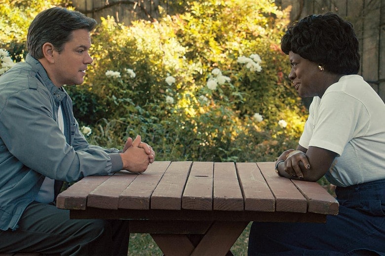 バスケ通のバッカロ（左）はジョーダンの母（右）にナイキを売り込む　COURTESY OF AMAZON STUDIOS