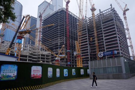　８月１５日、中国国家統計局が１５日発表した１─７月の不動産投資は前年同期比１０．２％減少した。写真は北京の建設現場。７月撮影（２０２４　ロイター／Tingshu Wang）