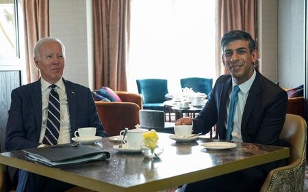 スナク英首相は６月７─８日に米首都ワシントンを訪問し、バイデン米大統領と会談する。英首相報道官が３０日、明らかにした。４月１２日撮影（２０２３年　ロイター/Kevin Lamarque）