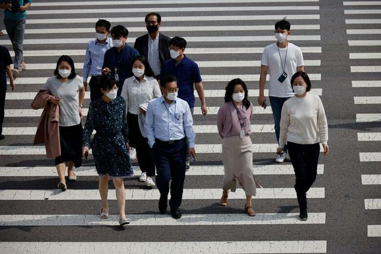 韓国の予備的調査によると、新型コロナウイルス感染症を発症した患者10人のうち9人が、回復後に疲労や心理的後遺症、嗅覚・味覚障害などの副作用が出ているという。29日撮影(2020年　ロイター/KIM HONG-JI)