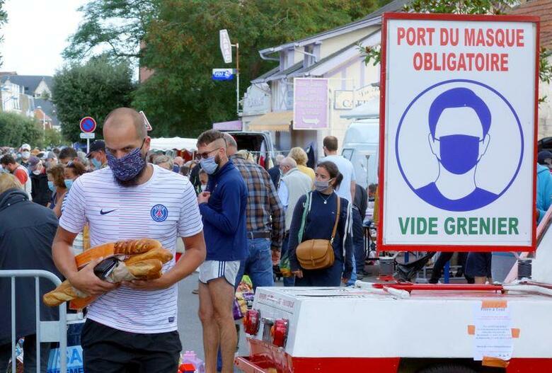 ロイターの集計によると、新型コロナウイルスによる全世界の死者数が80万人を突破した。写真は23日、仏北部メルビル・フランスビル・プラージュの市場で23日撮影(2020年　ロイター/Charles Platiau)