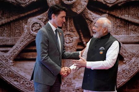 インドのモディ首相とカナダのトルドー首相にとって、両国の関係悪化は当面政治的なプラスに働く可能性があるとの見方を複数の専門家が示した。写真はニューデリーにて２０２３年９月に撮影したトルドー首相とモディ首相（２０２４年　ロイター/Evan Vucci）