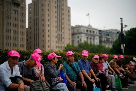 中国で「シルバーツーリズム」が台頭している。写真は２０２３年９月、上海の観光名所、外灘（バンド）で休憩する観光客（２０２４年　ロイター／Aly Song）