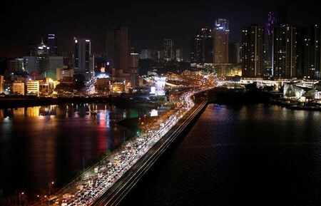 　３月１８日、マレーシアは、新型コロナウイルスの感染者数が東南アジアで最大となったことを受けた２週間の全土部分封鎖に入った。写真はマレーシアが封鎖に入る数時間前、シンガポールとの間を結ぶ橋に、車が列をなしてシンガポールに向かう様子。１７日撮影（２０２０年　ロイター／Edgar Su）