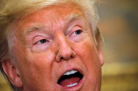 　７月２０日、トランプ米大統領は強化ガラスなどで知られる米コーニングが米製薬大手のメルクとファイザーと提携して新しく開発した注射剤のガラス製バイアルの製造に５億ドルを投資することを明らかにした。撮影（２０１７年　ロイター/Carlos Barria）