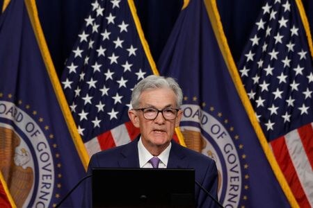 １２日発表の米物価指標や米連邦準備理事会（ＦＲＢ）によるインフレ鈍化進展への言及は、今年の米株上昇をけん引してきたソフトランディング（軟着陸）への期待に追い風となった。写真はパウエルＦＲＢ議長。ワシントンで同日撮影（２０２４年　ロイター／Evelyn Hockstein）