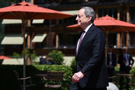 イタリアのドラギ首相は２８日、２０カ国・地域（Ｇ２０）議長国を務めるインドネシアのジョコ大統領が、１１月のＧ２０首脳会議にロシアのプーチン大統領が出席する可能性を排除したと明らかにした。代表撮影（２０２２年　ロイター）