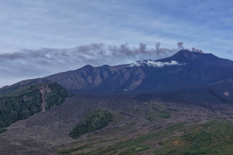 2026年9月14日、イタリア・シチリア島から見たエトナ山。Giuseppe Di Stefano/Etna Walk/Handout via REUTERS