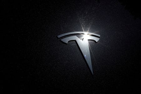 　著名投資家ジョージ・ソロス氏のファミリーオフィス「ソロス・ファンド・マネジメント」が第１・四半期にＥＶの米テスラや米リビアン・オートモーティブ、米娯楽大手ウォルト・ディズニーの株式保有を減らした一方、動画配信の米ネットフリックス株を新たにポジションに加えたことが、１２日公表された当局への申告書類で明らかになった。写真はテスラのロゴ。ロサンゼルスで２０２０年７月撮影（２０２３年　ロイター／Lucy Nicholson）
