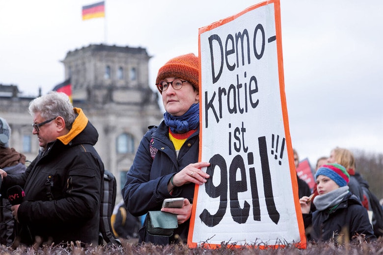 「民主主義は偉大」と訴える反極右デモの参加者（ベルリン、2月）　SEAN GALLUP/GETTY IMAGES