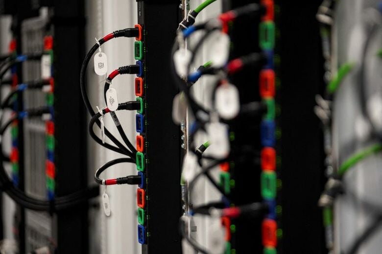 データセンター内に敷設されたケーブル。2025年9月、米ウィスコンシン州マウント・プレザントで撮影。REUTERS/Audrey Richardson