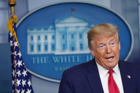 　４月６日、トランプ米大統領は、新型コロナウイルスの症状悪化によりジョンソン英首相が集中治療室（ＩＣＵ）に入ったと知って悲しんでいるとした上で、米国民はジョンソン氏の回復を祈っていると述べた。ホワイトハウスで撮影（２０２０年　ロイター/Kevin Lamarque）