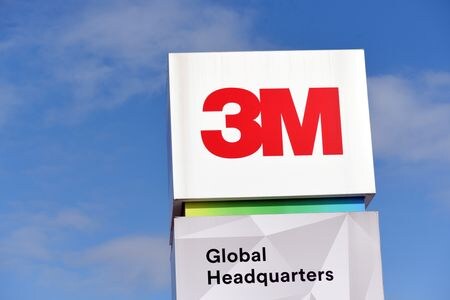 　米複合企業スリーエム（３Ｍ）が７月２５日、通期の１株利益見通しを８．５０―９．００ドルから８．６０―９．１０ドルに引き上げた。２０２０年３月、ミネソタ州の本社で撮影（２０２３年　ロイター/Nicholas Pfosi）