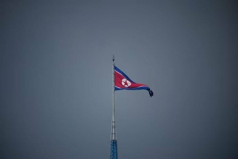 写真は北朝鮮の旗。2022年7月、板門店近郊で代表撮影。REUTERS