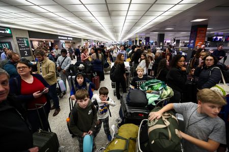 ３月５日、中東から退避して米バージニア州のダレス国際空港に到着した米国人ら。REUTERS/Kevin Lamarque