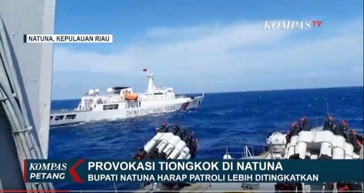 インドネシアの海軍艦艇が南シナ海の自国EEZで中国海警の艦船と対峙した　KOMPASTV / YouTube