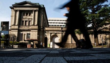 　４月２３日、日銀は、米ドル資金供給について、３カ月物のオファーを７月１日から停止すると発表した。写真は２０１３年１０月、都内の日銀本店前で撮影（２０２１年　ロイター／Yuya Shino）