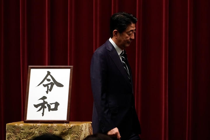 安倍首相は、令和の背景にある政治ドラマに自らの政治家人生を重ねていたのだろうか　Franck Robichon-REUTERS