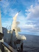 米軍の駆逐艦からイランに向けて発射されるトマホーク対地ミサイル（3月21日、米軍提供）　U.S. NAVY PHOTO-HANDOUT-REUTERS