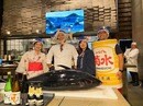 WOKUNIでマグロの解体に目を輝かせるニューヨーカーたち