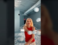 「恐怖の館」で育った女性に称賛の声　TikTokで前向き発信