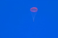 【動画】危うく大事故？ 地表に落下していくカプセルのパラシュートをよく見ると「穴」が