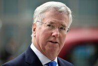 英国防相がセクハラ問題で辞任、後任にウィリアムソン院内幹事長