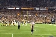 【動画】ブラトップとハイヒール姿で猛ダッシュ...NFLの試合に乱入した女性、顔面の「トランプ愛」タトゥーも話題に