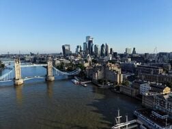 英サービスＰＭＩ、8月改定値は52.5、コスト圧力高まる
