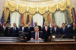 米政権、アステラスなど9社と薬価引き下げで合意　「最恵国待遇」価格で提供