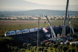 スペイン鉄道事故、死者69人に　生存者の捜索続く