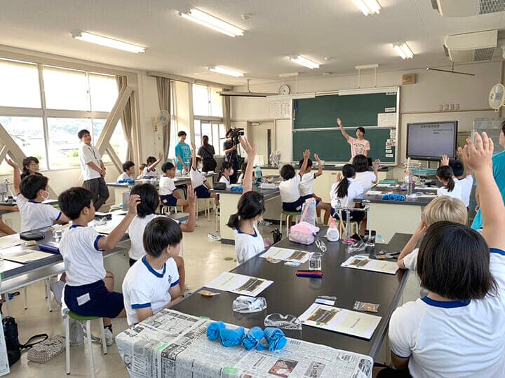 出前授業として行われる「マツタロウ&ロジーナ教室」の様子