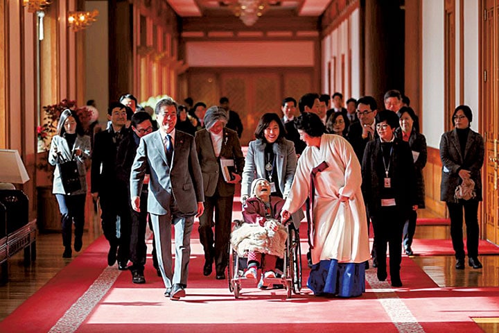文在寅大統領夫妻は元慰安婦を官邸に招待した（1月4日）　The Presidential Blue House-Yonhap-REUTERS