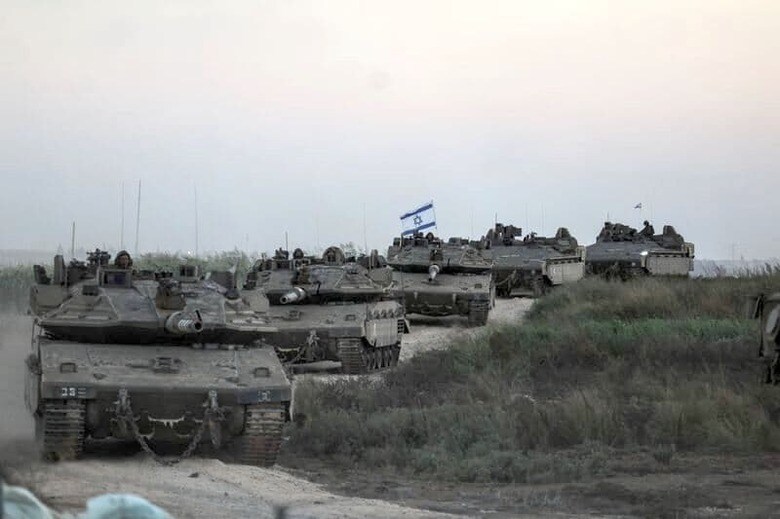 イスラエル軍がパレスチナ自治区ガザに地上侵攻すれば、待ち受けるイスラム組織ハマスは手ごわい相手になる。写真はガザ地区とイスラエルの境界線付近で、イスラエル側を通行するイスラエル軍の戦車（2023年　ロイター/Ronen Zvulun）