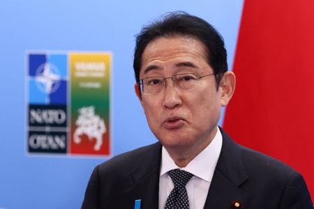 　７月３１日、松野博一官房長官は午前の会見で、岸田文雄首相（写真）が８月１７日から米国を訪問し、１８日に米ワシントン近郊メリーランド州の山荘「キャンプデービッド」で開催される日米韓首脳会談に出席すると述べた。写真はリトアニアの首都ビリニュス で１２日撮影（２０２３年　ロイター／Yves Herman）