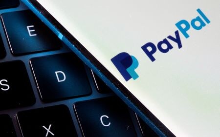 ２７日付の南ドイツ新聞は、ドイツの複数の銀行が米決済サービス大手ペイパルの計１００億ユーロ（約１１７億ドル）超相当の口座振替を２５日に一時停止したと報じた。ペイパルのロゴとラップトップ。２０２１年撮影（２０２５年　ロイター／Dado Ruvic/Illustration）