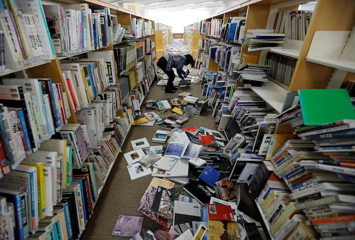 強い地震で棚から落ちた図書館の本（2月14日、福島県いわき市）　Issei Kato-REUTERS