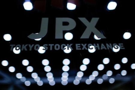 ６月２７日、寄り付きの東京株式市場で日経平均は、前営業日比２３２円６０銭安の３万９４３４円４７銭と、反落してスタートした。写真は東京証券取引所でで２０２０年１０月撮影（２０２４年　ロイター／Issei Kato）