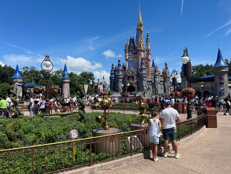米ウォルト・ディズニーは、フロリダ州のテーマパーク「ディズニーワールド」のための特別区域に対する監督権限を巡る訴訟で、デサンティス州知事と和解に達したと発表した。２０２２年７月、オーランドで撮影（２０２４年　ロイター/Octavio Jones）