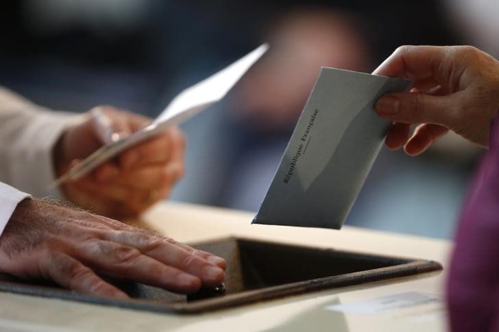 １２月１３日、フランス地域圏議会選の第２回投票が実施され、最新の出口調査によると、第１回投票では大躍進した極右「国民戦線（ＦＮ）」は、いずれの地域圏でも第１党とはなっていないもようだ。エブリーで撮影（２０１５年　ロイター/Charles Platiau）