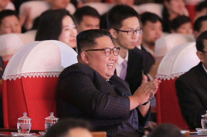 北朝鮮と中国の芸術家の講演を鑑賞する金正恩（今月3日、平壌）　KCNA/REUTERS