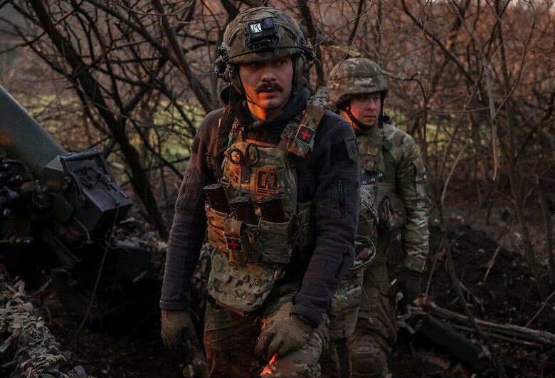 前線で戦う第12特務旅団アゾフの兵士たち（4月5日、ドネツク州）　Sofiia Gatilova-REUTERS
