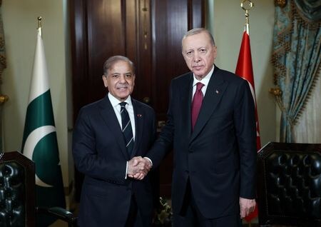 　５月２５日、トルコのエルドアン大統領とパキスタンのシャリフ首相が２５日にトルコ・イスタンブールで会談し、主に防衛とエネルギー、運輸の分野で協力を強化することで合意した。写真は会談の前に握手する両首脳。イスタンブールで同日撮影。トルコ大統領府提供（２０２５年　ロイター）