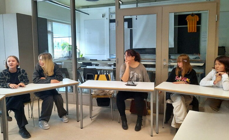 ラトカルタノ総合学校では、フィンランドで唯一、フィンランド語とエストニア語のバイリンガル教育を行っている。同校の児童・生徒の30％はフィンランド語以外の言語が母語。女子5人は流暢な英語で質問に答えた。（筆者撮影）