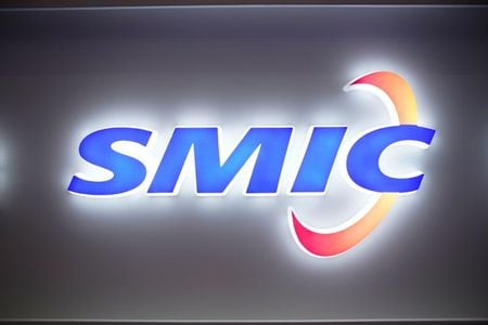 　５月１４日、中国の半導体大手、中芯国際集成電路製造（ＳＭＩＣ）は、半導体の需要が供給を上回っているとし、今年上期の売上高予想を引き上げた。写真は会社のロゴ。昨年１０月撮影（２０２１年　ロイター／Aly Song）