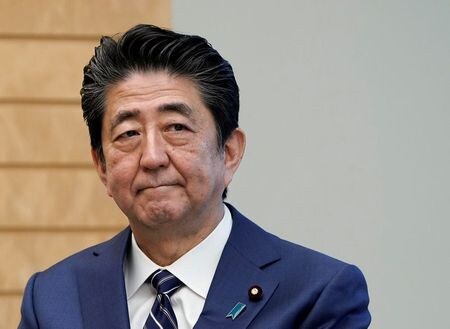安倍晋三首相は２９日夕、首相官邸で記者会見し、新型コロナウイルスの感染拡大への対応に関連して、世界経済の動向も注視しながら、そのインパクトに見合う必要かつ十分な経済財政政策行う、と述べた。写真は25日撮影。 Kimimasa Mayama/Pool via REUTERS - RC2J7F9O6PC6